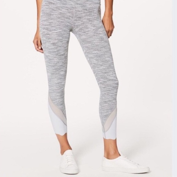 Lululemon Wunder Under Grey Crop Special Edition Scalloped Hem legging. Size 4 - Picture 2 of 12